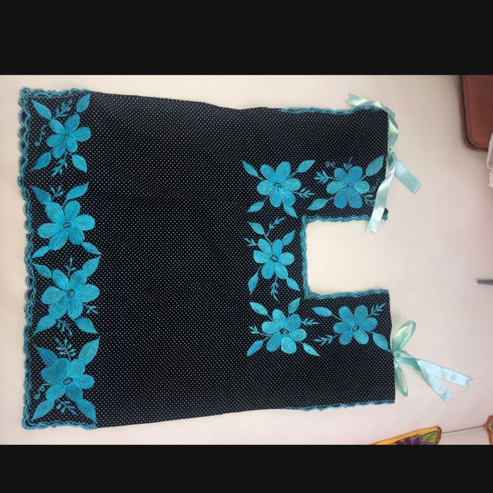 Traditional Mexican Embroidered blouse/ Blusa tradicional Mexicana bordada